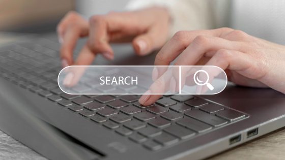 La mayoría (¡más de un tercio!) de los usuarios hacen clic en el primer enlace ofrecido en los resultados de búsqueda. Y quieres estar ahí, de lo contrario estás perdiendo tráfico. Foto de : Freepik