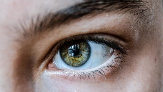 Una nuova soluzione per l'ipermetropia legata all'età senza occhiali?