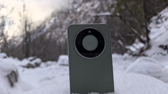 You can bury it in snow, submerge it in hot water, cover it with sand... That's the durability that the HONOR Magic8 Lite promises. But how does it perform in other areas?